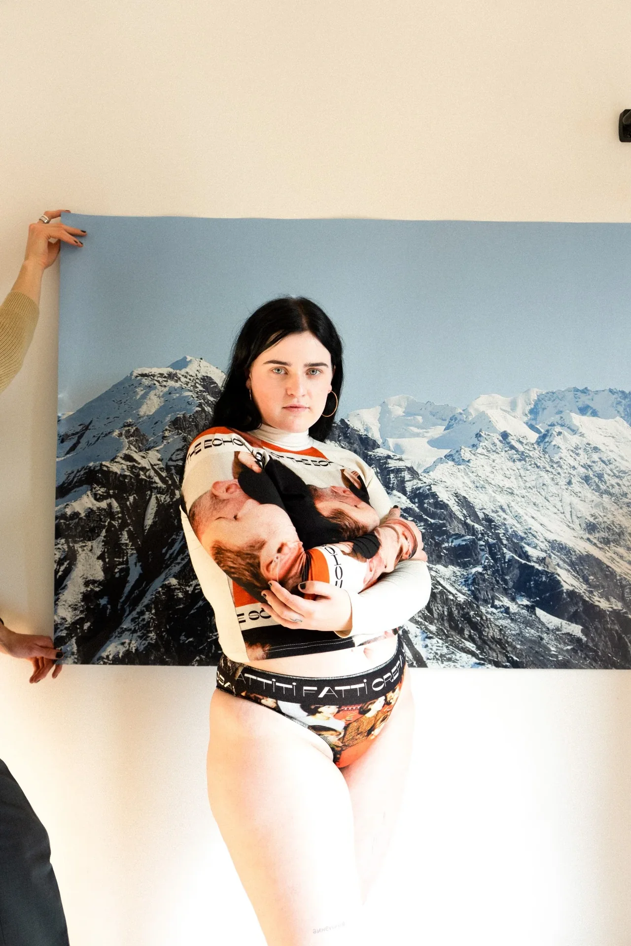 Boredom Ravers: look davanti al fondale con montagne