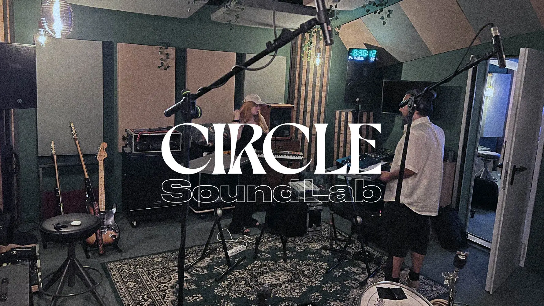Logo Circle Sound Lab sulla fotografia della sala di registrazione